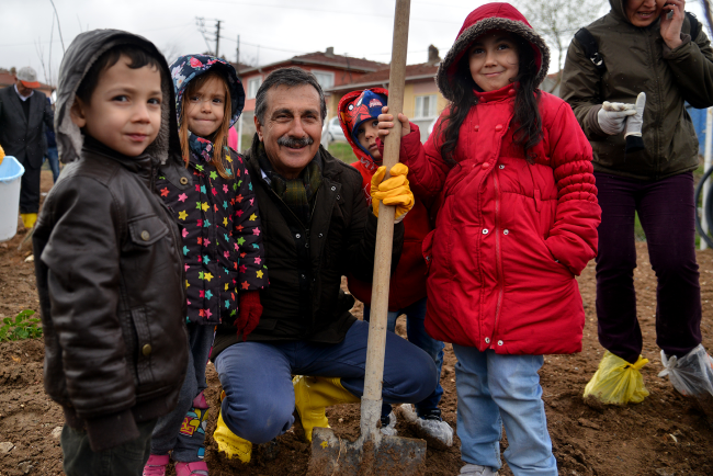 220 Meyve Fidanı Çocuklarla Hayat Buldu