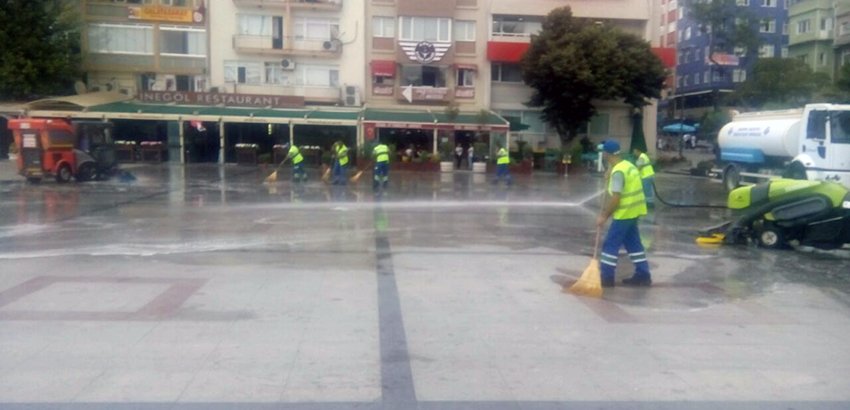Meydan Temizleme Çalışmaları Devam Ediyor